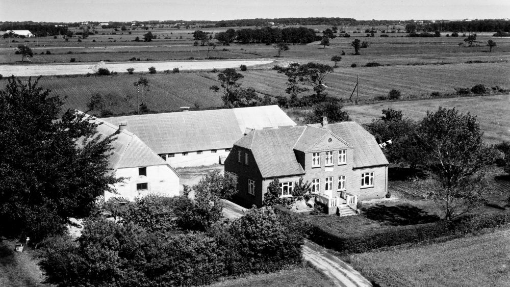Hos Poul Christensen 1962 Sylvest Jensen Luftfoto;  Det Kgl. Bibliotek https://www.kb.dk/danmarksetfraluften/images/luftfo/2011/maj/luftfoto/object1997982