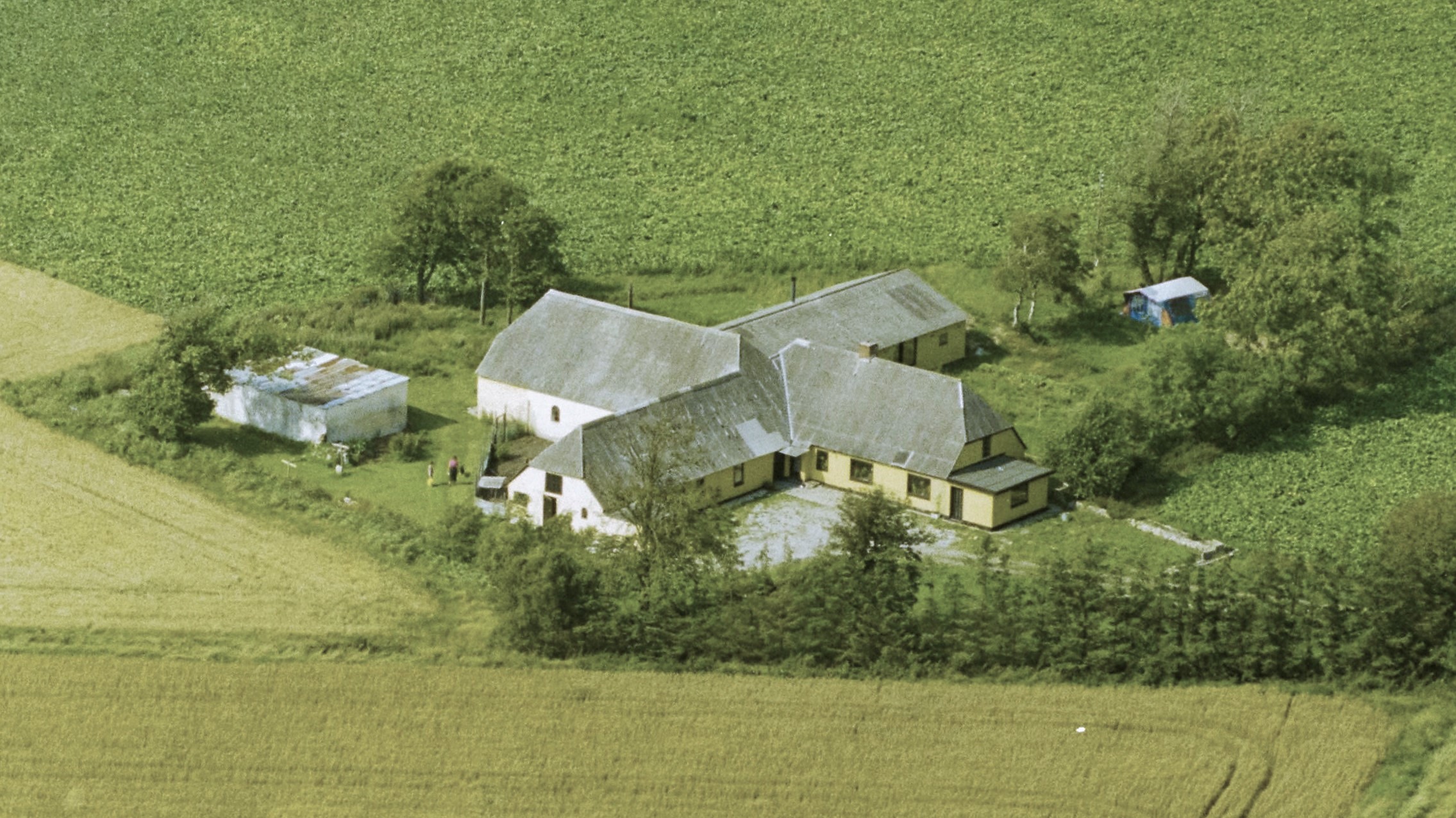 Hos Andelsboligforeningen Kærvej 61 1989 Ariel / Dansk Luftfoto;  Det Kgl. Bibliotek http://www.kb.dk/danmarksetfraluften/images/luftfo/2011/maj/luftfoto/object2095833