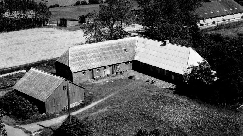 Hos Anton Nielsen 1962 Sylvest Jensen Luftfoto;  Det Kgl. Bibliotek http://www.kb.dk/danmarksetfraluften/images/luftfo/2011/maj/luftfoto/object1998002