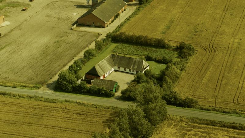 Hos Børge Henrik Berdt Nielsen og  Marianne Laursen 1989 Ariel / Dansk Luftfoto;  Det Kgl. Bibliotek http://www.kb.dk/danmarksetfraluften/images/luftfo/2011/maj/luftfoto/object2095837