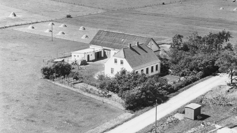 Hos Martin og Kathrine Axelsen 1955 Sylvest Jensen Luftfoto;  Det Kgl. Bibliotek http://www.kb.dk/danmarksetfraluften/images/luftfo/2011/maj/luftfoto/object1891582