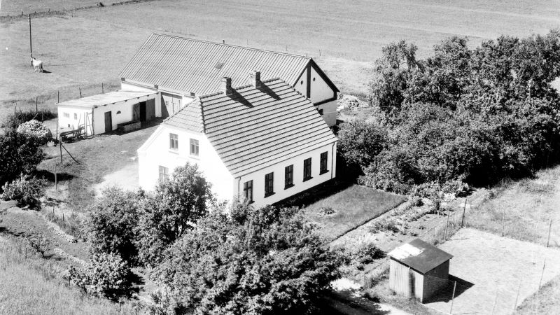 Hos Martin og Kathrine Axelsen 1962 Sylvest Jensen Luftfoto;  Det Kgl. Bibliotek http://www.kb.dk/danmarksetfraluften/images/luftfo/2011/maj/luftfoto/object1997860