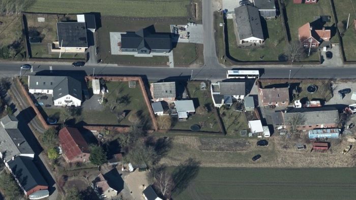 Skråfoto 2021 fra Styrelsen for Dataforsyning og Effektivisering, hentet august 2022. https://skraafoto.dataforsyningen.dk/viewer.html?orientation=north&center=572334.96%2C6292838.32