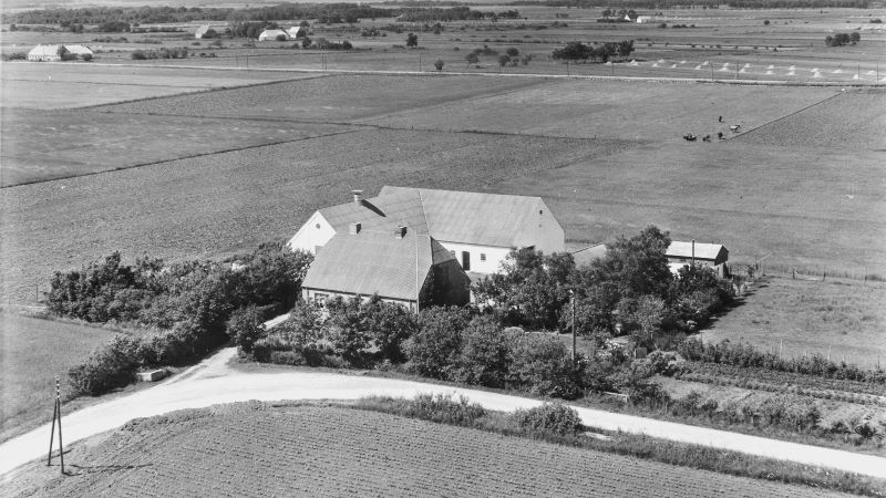 Hos Amandus Christensen 1955 Sylvest Jensen Luftfoto; Det Kgl. Bibliotek.
http://www.kb.dk/danmarksetfraluften/images/luftfo/2011/maj/luftfoto/object1891596