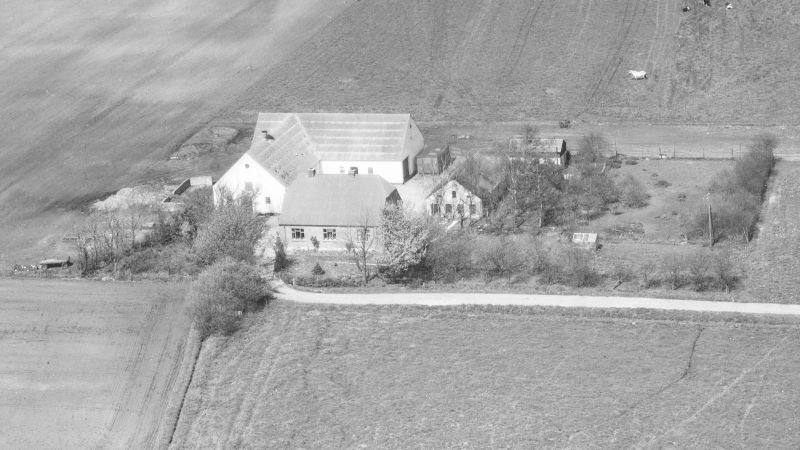 Hos Jørgen Steen 1972 Sylvest Jensen Luftfoto;  Det Kgl. Bibliotek https://www.kb.dk/danmarksetfraluften/images/luftfo/2011/maj/luftfoto/object2015261