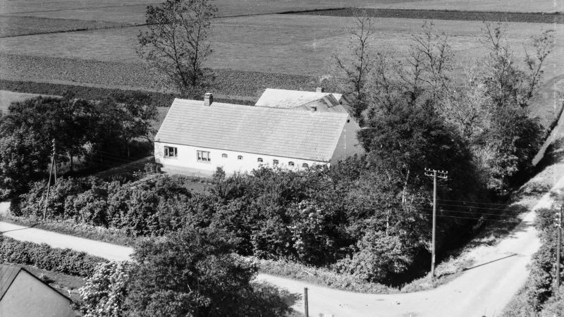 Hos M Thomsen 1955 Sylvest Jensen Luftfoto;  Det Kgl. Bibliotek http://www.kb.dk/danmarksetfraluften/images/luftfo/2011/maj/luftfoto/object1891600