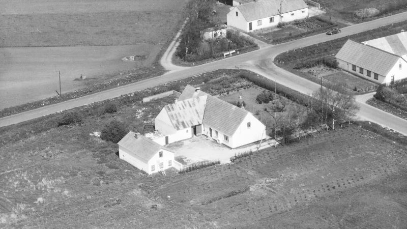 Hos C Hansen - Jørgensen 1972 Sylvest Jensen Luftfoto;  Det Kgl. Bibliotek http://www.kb.dk/danmarksetfraluften/images/luftfo/2011/maj/luftfoto/object2015286