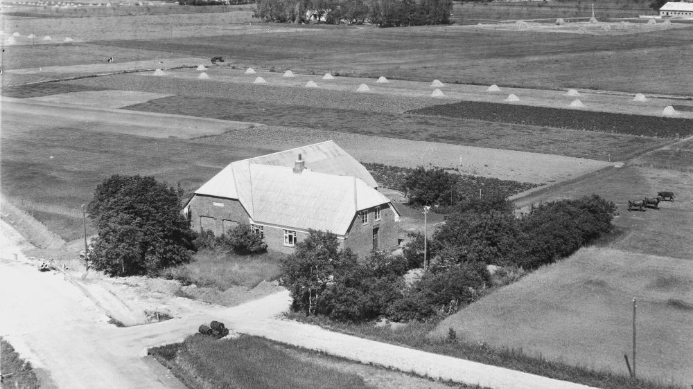 Hos Carl Frederik Bisgaard Frederiksen 1955 Sylvest Jensen Luftfoto;  Det Kgl. Bibliotek https://www.kb.dk/danmarksetfraluften/images/luftfo/2011/maj/luftfoto/object1891577