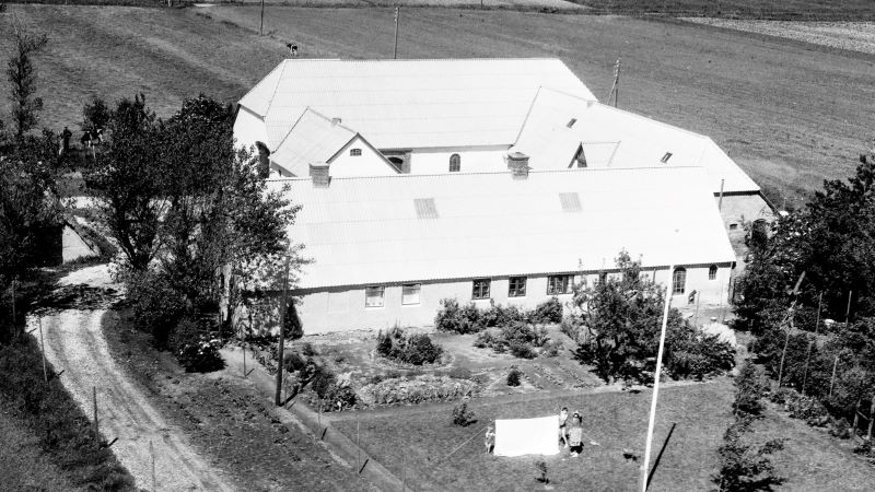 1962 Det må være Dagny og Georg Gülckes børn, der slår telt op i haven. Sylvest Jensen Luftfoto; Det Kgl. Bibliotek.
http://www.kb.dk/danmarksetfraluften/images/luftfo/2011/maj/luftfoto/object1997881