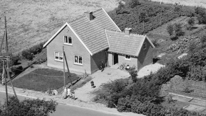 Hos Harry Nielsen 1958 Sylvest Jensen Luftfoto;  Det Kgl. Bibliotek http://www.kb.dk/danmarksetfraluften/images/luftfo/2011/maj/luftfoto/object1781643
