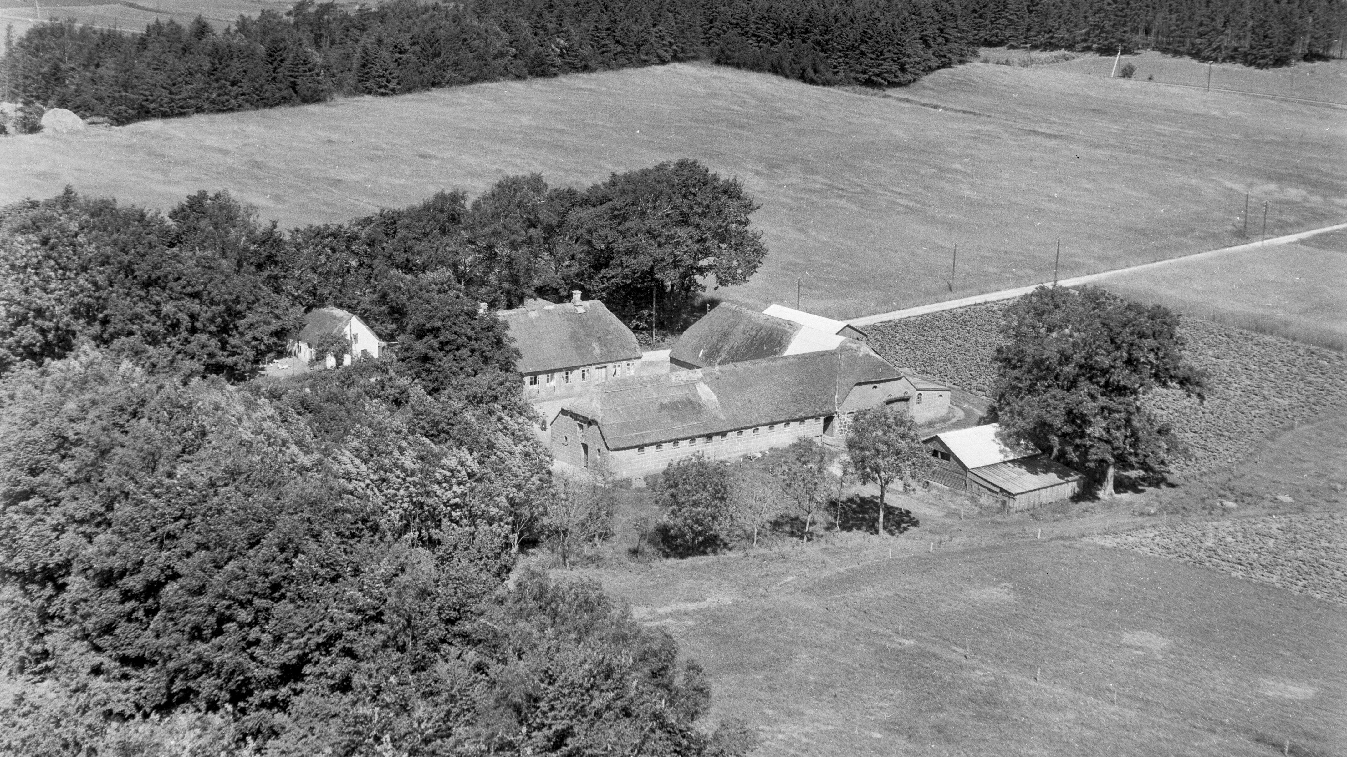 Hos Kirstine Nielsen 1955 Sylvest Jensen Luftfoto;  Det Kgl. Bibliotek https://www.kb.dk/danmarksetfraluften/images/luftfo/2011/maj/luftfoto/object1882022