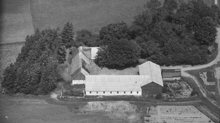 Hos Søren Christensen 1946 Sylvest Jensen Luftfoto;  Det Kgl. Bibliotek http://www.kb.dk/danmarksetfraluften/images/luftfo/2011/maj/luftfoto/object1300070