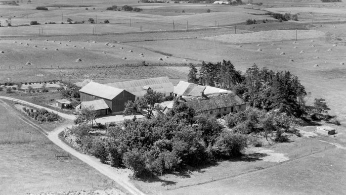 Hos Karen Helene Christensen 1955 Sylvest Jensen Luftfoto;  Det Kgl. Bibliotek http://www.kb.dk/danmarksetfraluften/images/luftfo/2011/maj/luftfoto/object1882013