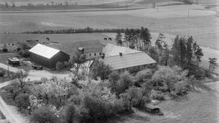 Hos Karen Helene Christensen 1961 Sylvest Jensen Luftfoto;  Det Kgl. Bibliotek http://www.kb.dk/danmarksetfraluften/images/luftfo/2011/maj/luftfoto/object1957901