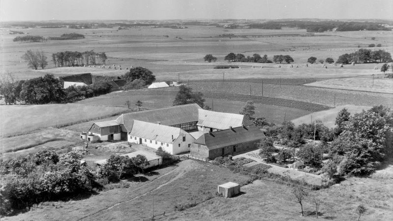 Hos Hans Kjeldsen 1955 Sylvest Jensen Luftfoto;  Det Kgl. Bibliotek http://www.kb.dk/danmarksetfraluften/images/luftfo/2011/maj/luftfoto/object1882028