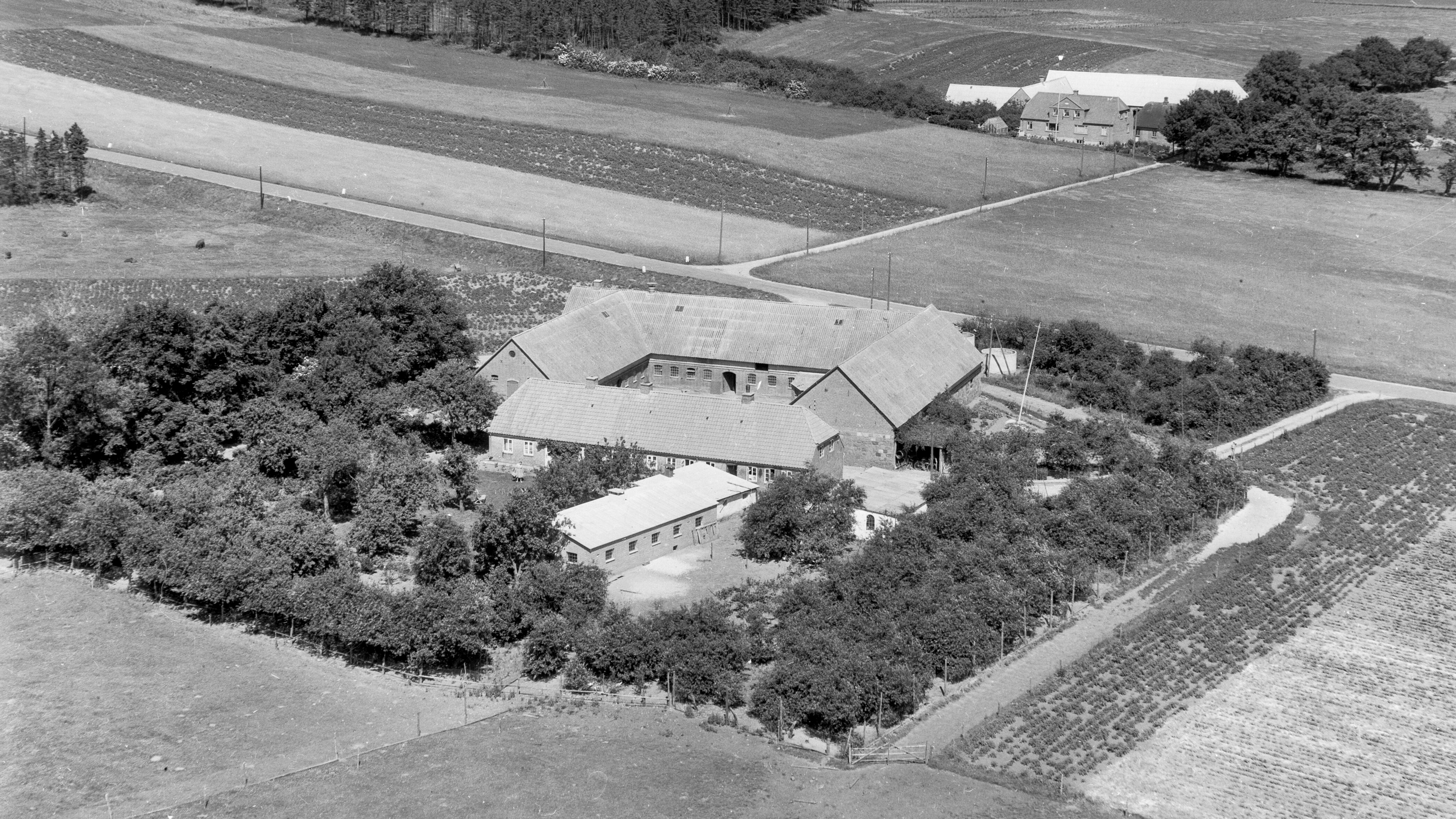 Hos Konrad Gade 1955 Sylvest Jensen Luftfoto;  Det Kgl. Bibliotek http://www5.kb.dk/danmarksetfraluften/images/luftfo/2011/maj/luftfoto/object1882039
