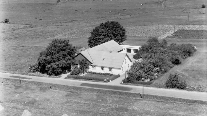 Hos Søren Smith 1955 Sylvest Jensen Luftfoto;  Det Kgl. Bibliotek http://www.kb.dk/danmarksetfraluften/images/luftfo/2011/maj/luftfoto/object1882034