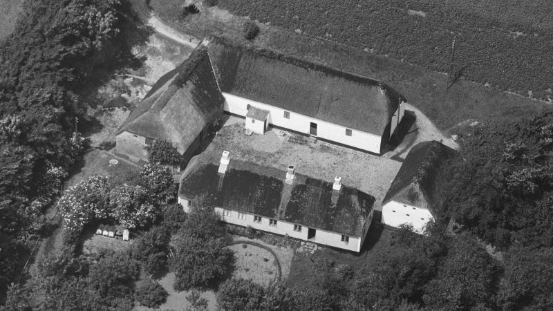 Korupvej 38
Åkærgård 1946 Sylvest Jensen Luftfoto; Det Kgl. Bibliotek.
http://www5.kb.dk/danmarksetfraluften/images/luftfo/2011/maj/luftfoto/object1300096