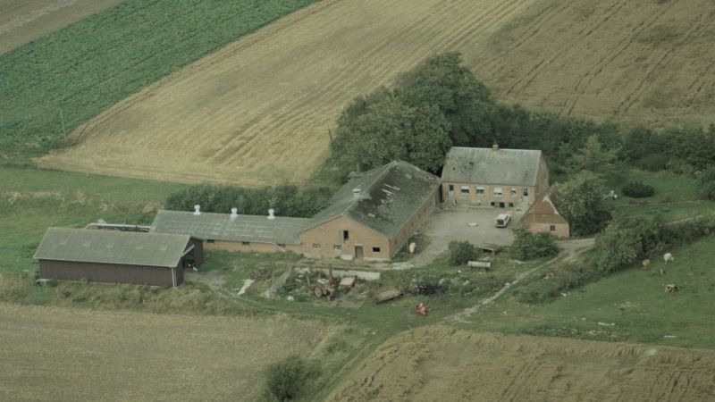 Hos Carl Degn Jensen 1989 Ariel / Dansk Luftfoto;  Det Kgl. Bibliotek http://www.kb.dk/danmarksetfraluften/images/luftfo/2011/maj/luftfoto/object2095795