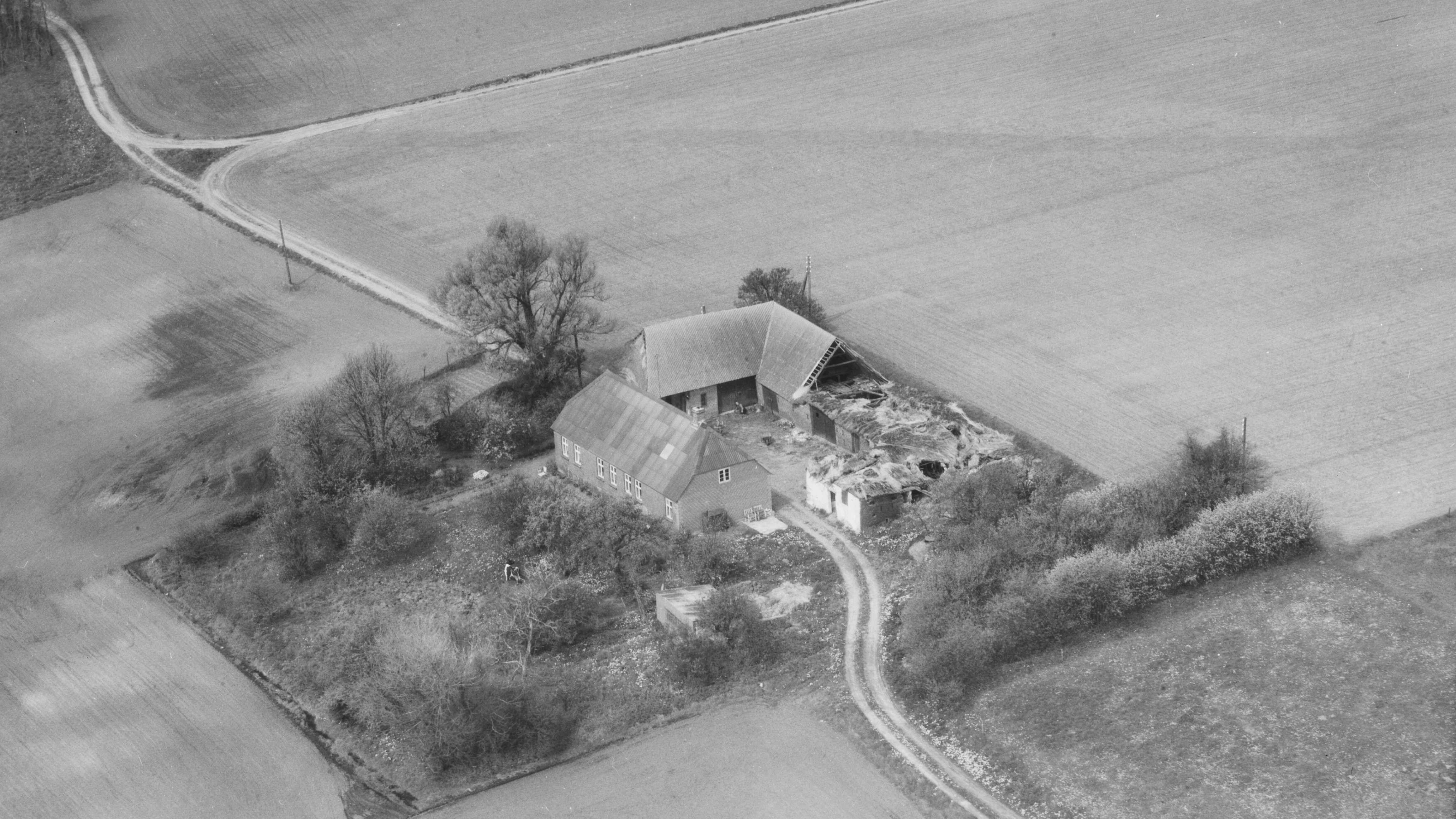 Hos Karl Hvilsom 1972 Sylvest Jensen Luftfoto;  Det Kgl. Bibliotek https://www.kb.dk/danmarksetfraluften/images/luftfo/2011/maj/luftfoto/object2026538