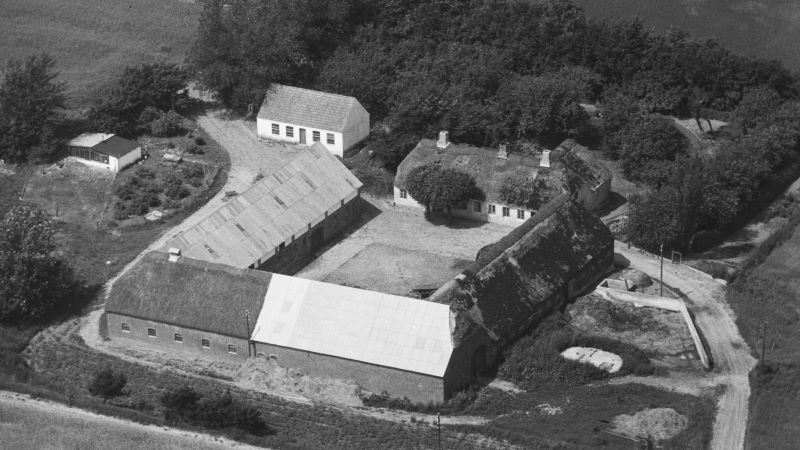 Sandagergaard 1946 Sylvest Jensen Luftfoto; Det Kgl. Bibliotek.
http://www.kb.dk/danmarksetfraluften/images/luftfo/2011/maj/luftfoto/object1300056