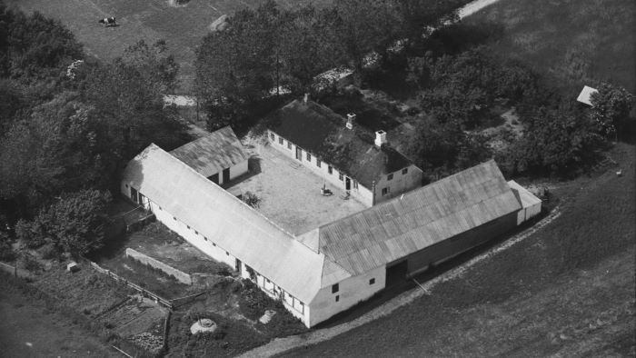 Hos Chr. Gunnisen 1946 Sylvest Jensen Luftfoto;  Det Kgl. Bibliotek http://www5.kb.dk/danmarksetfraluften/images/luftfo/2011/maj/luftfoto/object1300114