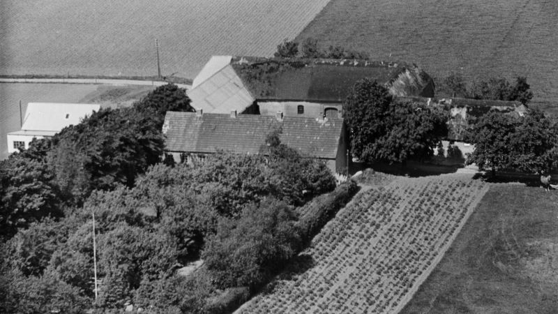 Hos Peter Laursen 1948 1952 Aalborg Luftfoto;  Det Kgl. Bibliotek http://www5.kb.dk/danmarksetfraluften/images/luftfo/2011/maj/luftfoto/object1635079