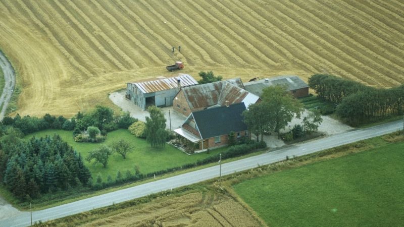 Hos Ove Nielsen 1989 Ariel / Dansk Luftfoto;  Det Kgl. Bibliotek http://www5.kb.dk/danmarksetfraluften/images/luftfo/2011/maj/luftfoto/object2095785