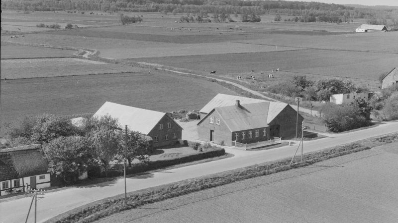 Hos Karl Nielsen 1958  Luftfoto;  Det Kgl. Bibliotek http://www5.kb.dk/danmarksetfraluften/images/luftfo/2011/maj/luftfoto/object2269389