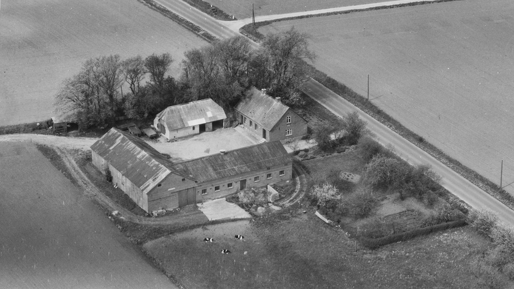 Hos Holger Kjeldsen 1972 Sylvest Jensen Luftfoto;  Det Kgl. Bibliotek https://www.kb.dk/danmarksetfraluften/images/luftfo/2011/maj/luftfoto/object2028674