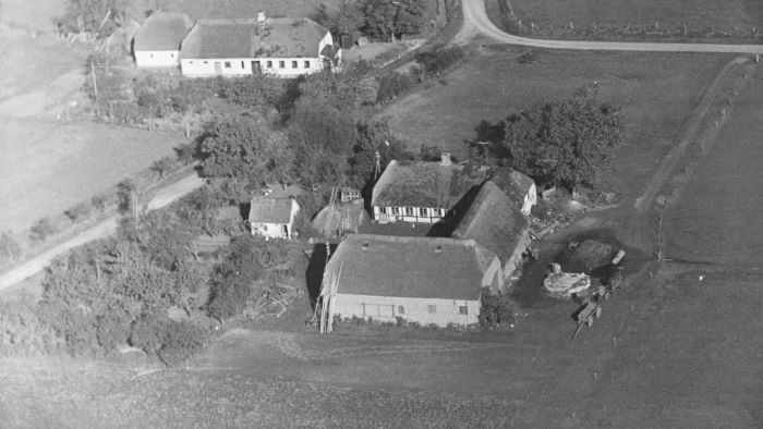 Møgelholtvej 10
1948 50 Aalborg Luftfoto; Det Kgl. Bibliotek. Id: AAL_BL14-A1_060_019.tif
http://www.kb.dk/danmarksetfraluften/images/luftfo/2011/maj/luftfoto/object1642946
