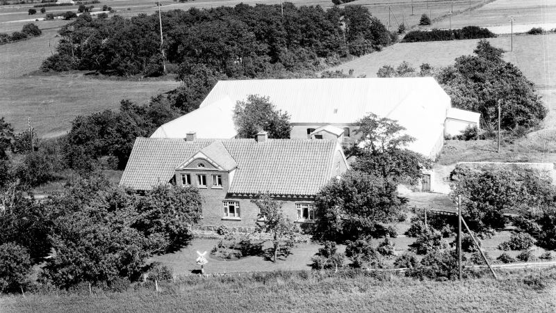 Møgelholtvej 13
1962 Sylvest Jensen Luftfoto; Det Kgl. Bibliotek.
http://www5.kb.dk/danmarksetfraluften/images/luftfo/2011/maj/luftfoto/object1997843