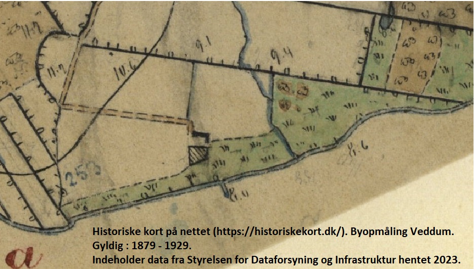 På opmålingen fra 1879 er den gamle gård indtegnet. Historiske kort på nettet (https://historiskekort.dk/). Byopmåling Veddum. Gyldig : 1879 - 1929. Indeholder data fra Styrelsen for Dataforsyning og Infrastruktur hentet 2023.