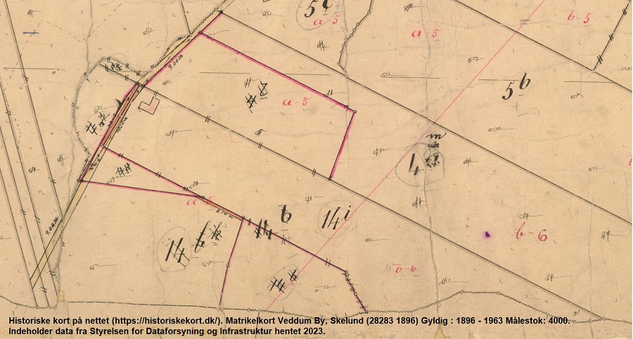 I mellem 1896 og 1963 er matr. 14b blevet opdelt og samlet igen. Det nye statshusmandssted på 14i er indtegnet. Historiske kort på nettet (https://historiskekort.dk/). Matrikelkort Veddum By, Skelund (28283 1896) Gyldig : 1896 - 1963 Målestok: 4000. Indeholder data fra Styrelsen for Dataforsyning og Infrastruktur hentet 2023.