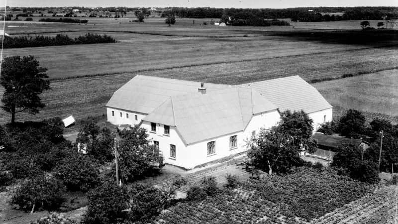 Hos Chr. Hansen 1962 Sylvest Jensen Luftfoto;  Det Kgl. Bibliotek http://www.kb.dk/danmarksetfraluften/images/luftfo/2011/maj/luftfoto/object1997947