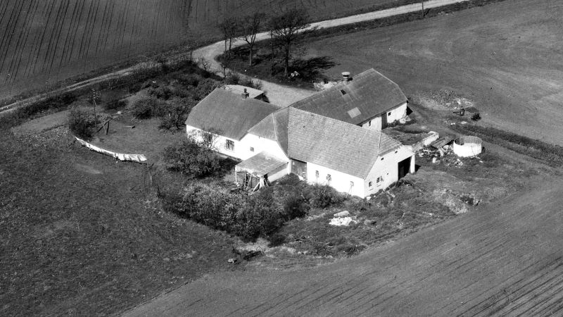 Hos Thorvald Christensen 1972 Sylvest Jensen Luftfoto;  Det Kgl. Bibliotek http://www.kb.dk/danmarksetfraluften/images/luftfo/2011/maj/luftfoto/object2014969