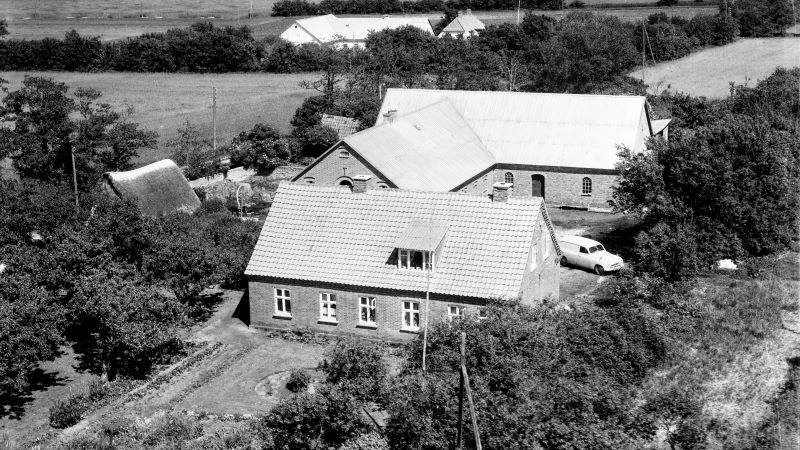 Hos Agner, Fanny og Else Pedersen 1962 Sylvest Jensen Luftfoto;  Det Kgl. Bibliotek http://www5.kb.dk/danmarksetfraluften/images/luftfo/2011/maj/luftfoto/object1997900