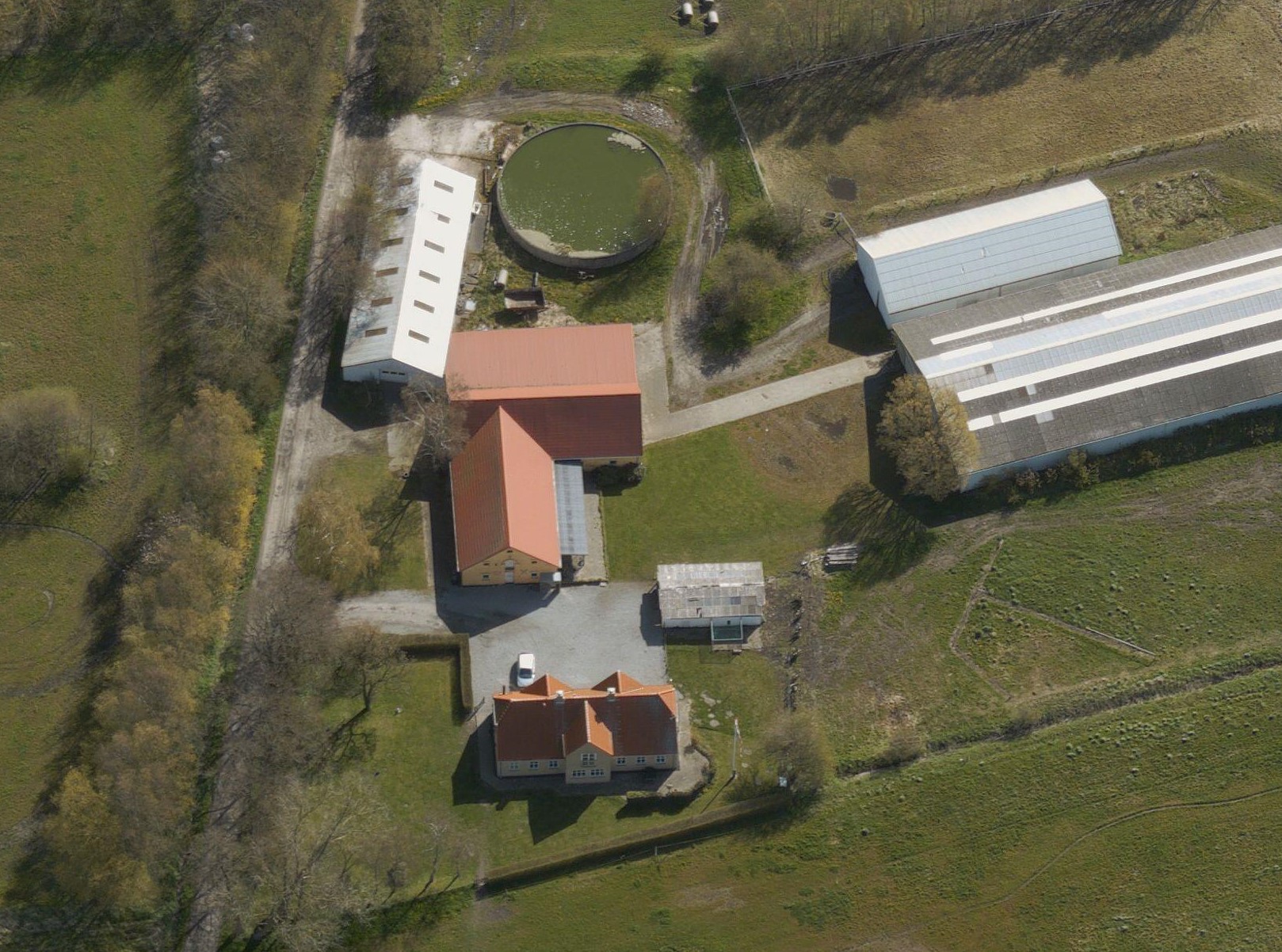 Skråfoto fra Styrelsen for Dataforsyning og Effektivisering, Skråfoto 2017. Hentet 2018. 
https://skraafoto.dataforsyningen.dk/?orientation=north&center=574370.42%2C6293914.73