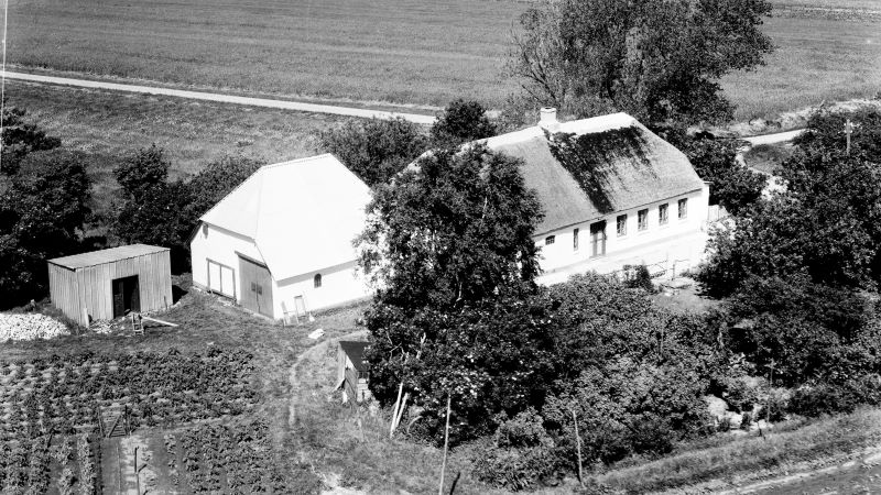 Hos Tinus Pedersen 1962 Sylvest Jensen Luftfoto;  Det Kgl. Bibliotek http://www.kb.dk/danmarksetfraluften/images/luftfo/2011/maj/luftfoto/object1997974