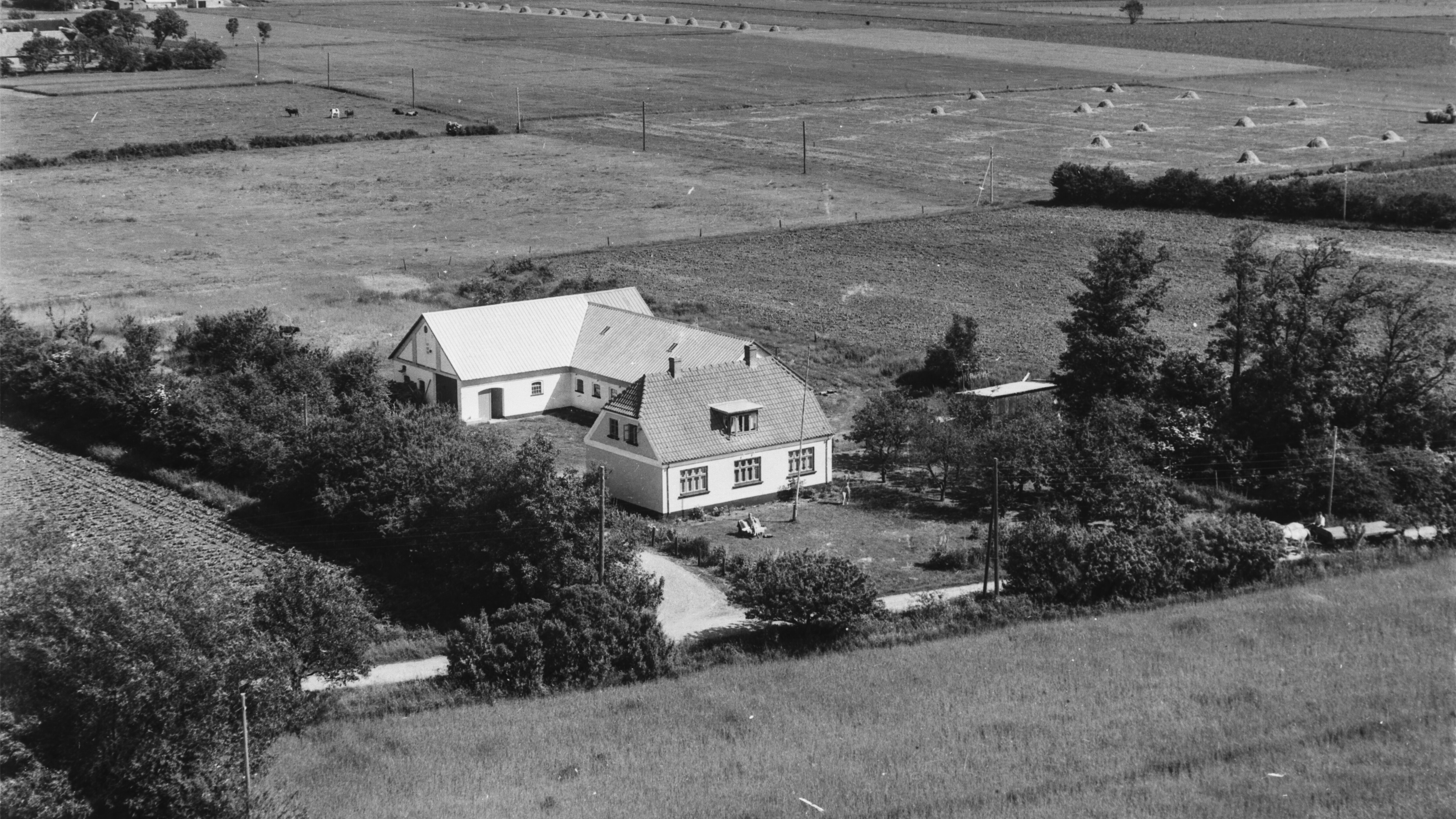 Hos Jens Christensen 1955 Sylvest Jensen Luftfoto;  Det Kgl. Bibliotek https://www.kb.dk/danmarksetfraluften/images/luftfo/2011/maj/luftfoto/object1879134