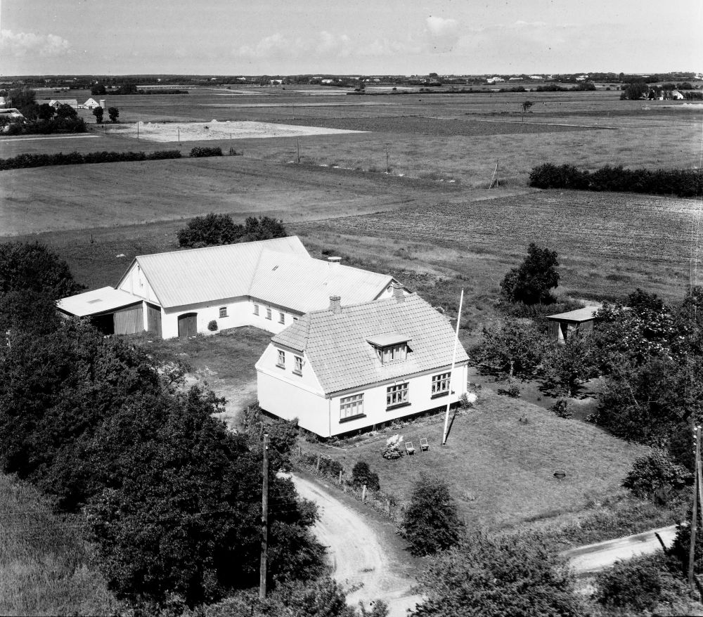 Hos Jens Madsen 1962 Luftfoto;  Det Kgl. Bibliotek Luftfoto;  Det Kgl. Bibliotek http://www.kb.dk/danmarksetfraluften/images/luftfo/2011/maj/luftfoto/object1997876