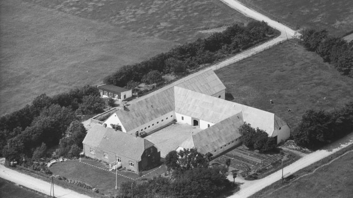 Hos Niels Martinus Rask 1946 Sylvest Jensen Luftfoto;  Det Kgl. Bibliotek http://www.kb.dk/danmarksetfraluften/images/luftfo/2011/maj/luftfoto/object1300019