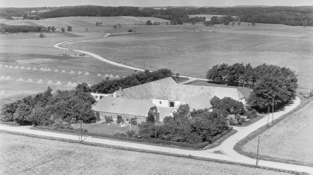 Hos Niels Rask 1955 Sylvest Jensen Luftfoto;  Det Kgl. Bibliotek https://www.kb.dk/danmarksetfraluften/images/luftfo/2011/maj/luftfoto/object1882046