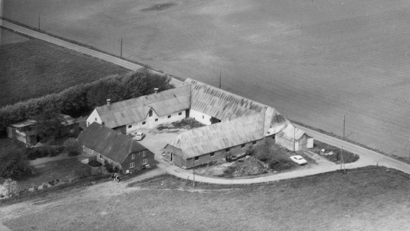 Hos Anders Kjeldsen 1972 Sylvest Jensen Luftfoto;  Det Kgl. Bibliotek http://www5.kb.dk/danmarksetfraluften/images/luftfo/2011/maj/luftfoto/object2029535