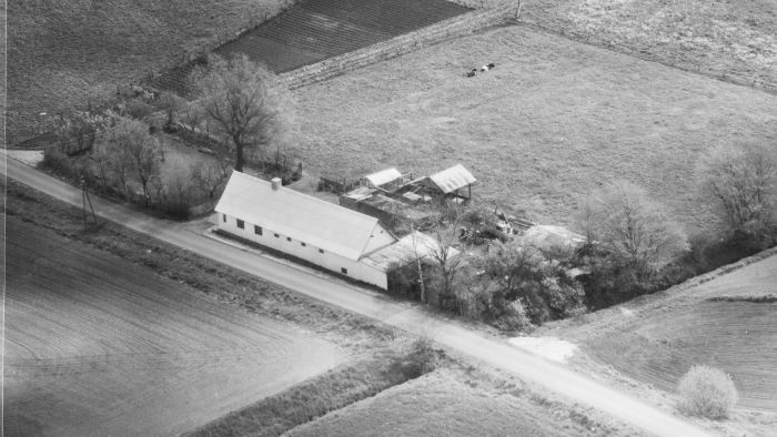 Hos Jens Christian Carl Alfred Emil Pedersen 1972 Sylvest Jensen Luftfoto;  Det Kgl. Bibliotek http://www.kb.dk/danmarksetfraluften/images/luftfo/2011/maj/luftfoto/object2029585