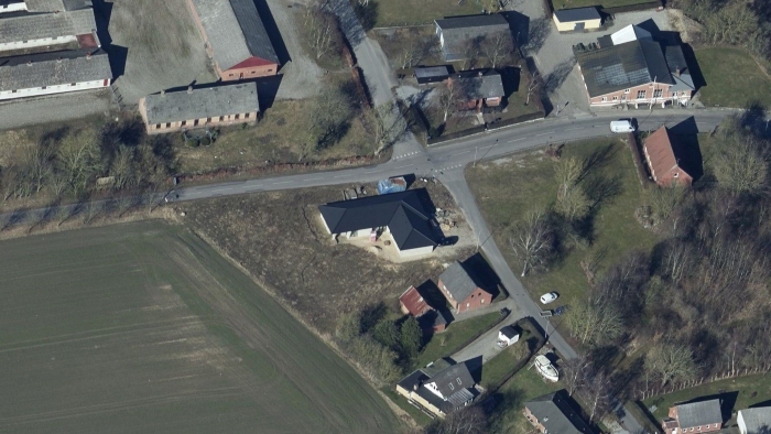 Skråfoto 2021 fra Styrelsen for Dataforsyning og Effektivisering, hentet juli 2022. https://skraafoto.dataforsyningen.dk/viewer.html?orientation=north&center=571519.34123387%2C6292972.62220891