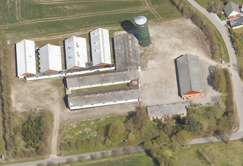 Skråfoto fra Styrelsen for Dataforsyning og Effektivisering, (CC BY 4.0) 1/5 2017 https://skraafoto.dataforsyningen.dk/?orientation=north&center=571481.97%2C6293010.08