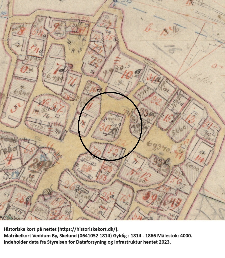 Mellem 1814 og 1866 er matr. 30 tilføjet et a og udhusene er streget ud. Historiske kort på nettet (https://historiskekort.dk/). Matrikelkort Veddum By, Skelund (0641052 1814) Gyldig : 1814 - 1866 Målestok: 4000. Indeholder data fra Styrelsen for Dataforsyning og Infrastruktur hentet 2023.