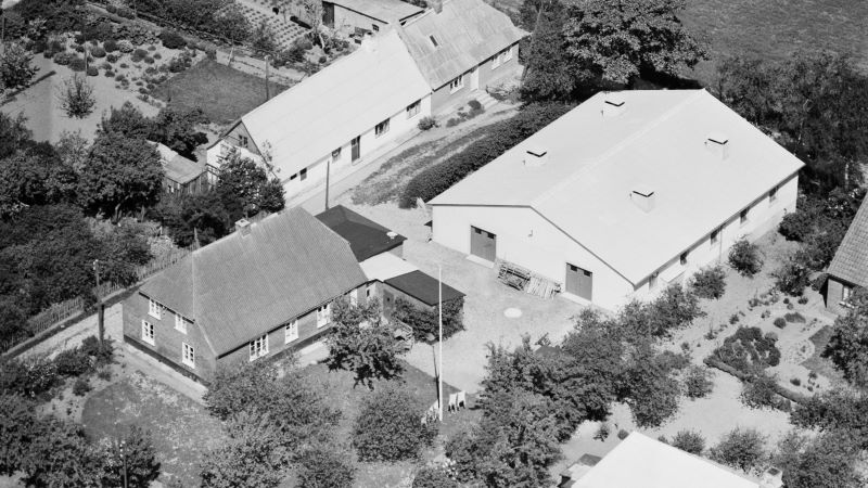Hos hønseriejer Hans Ove Hansen 1959 Sylvest Jensen Luftfoto;  Det Kgl. Bibliotek http://www5.kb.dk/danmarksetfraluften/images/luftfo/2011/maj/luftfoto/object1805260