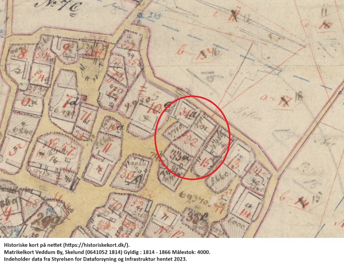 På matrikelkortet 1814-1866 er skevet Anders Christensen ved matr. 32. Gården er indtegnet på Østgyden 7. Historiske kort på nettet (https://historiskekort.dk/). Matrikelkort Veddum By, Skelund (0641052 1814) Gyldig : 1814 - 1866 Målestok: 4000. Indeholder data fra Styrelsen for Dataforsyning og Infrastruktur hentet 2023.
